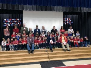 Large group photo of students with veterans